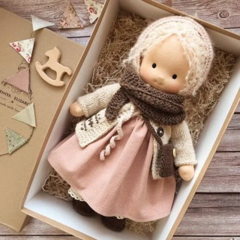 Liora – Handgemachte Waldorf Puppe aus Baumwolle