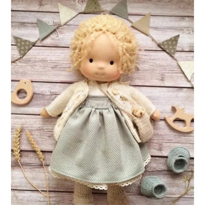 Liora – Handgemachte Waldorf Puppe aus Baumwolle