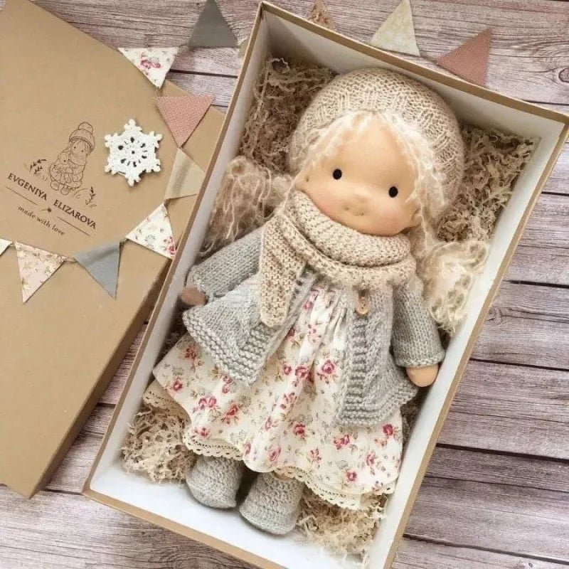 Liora – Handgemachte Waldorf Puppe aus Baumwolle
