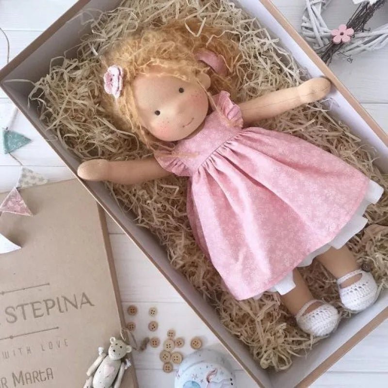 Liora – Handgemachte Waldorf Puppe aus Baumwolle