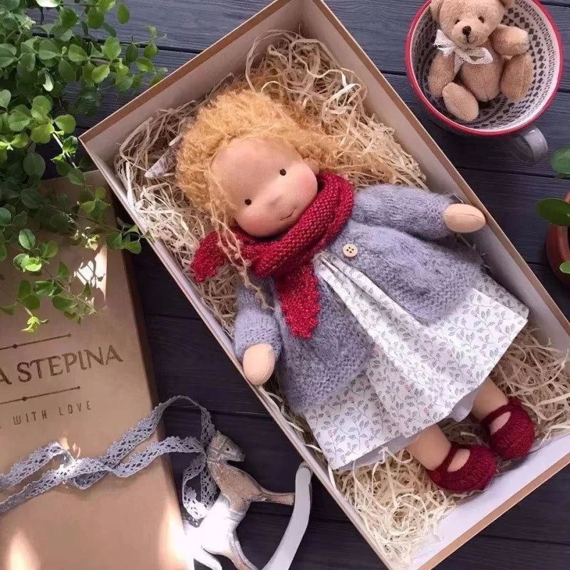 Liora – Handgemachte Waldorf Puppe aus Baumwolle