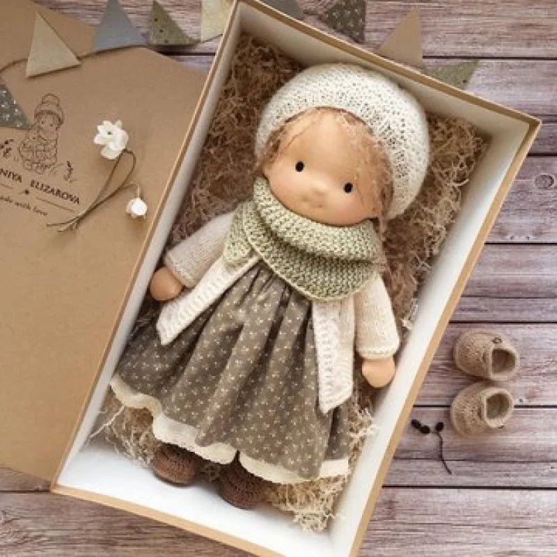 Liora – Handgemachte Waldorf Puppe aus Baumwolle