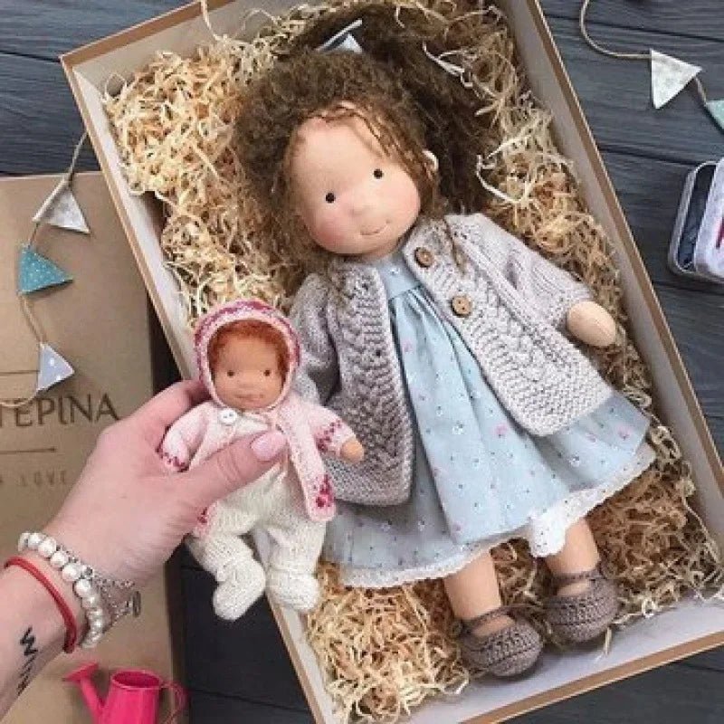 Liora – Handgemachte Waldorf Puppe aus Baumwolle