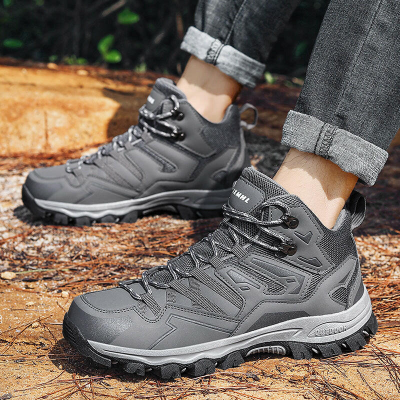 Ein Mann trägt die Grau Expedition Outdoor Barfußschuhe von Vanea Barfußschuhe auf einem Campingplatz