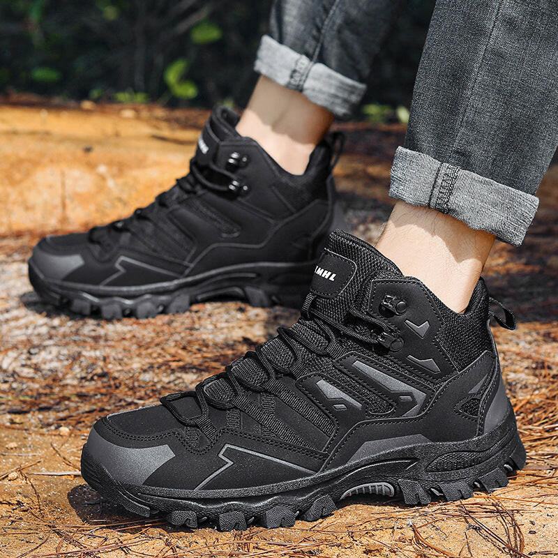 Ein Mann trägt Schwarz Expedition Outdoor Barfußschuhe von Vanea bei einem Campingurlaub
