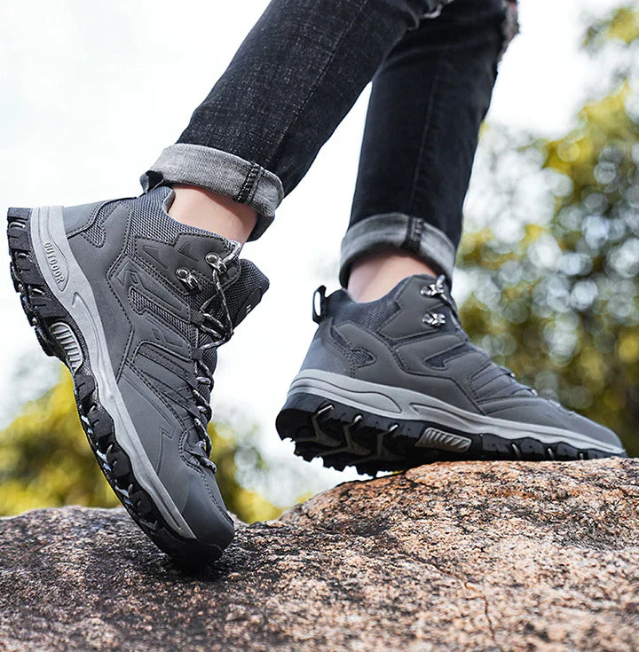 Ein Mann trägt Grau Expedition Outdoor Barfußschuhe von Vanea beim Wandern