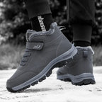 Ein Mann mit grauen Ergonomische Winter-Barfußschuhen von Vanea Barfußschuhe im Schnee