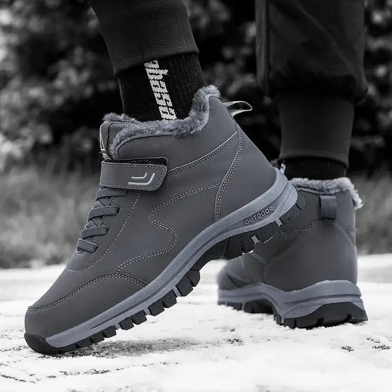 Ein Mann mit grauen Ergonomische Winter-Barfußschuhen von Vanea Barfußschuhe im Schnee
