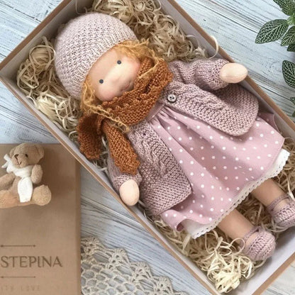 Liora – Handgemachte Waldorf Puppe aus Baumwolle