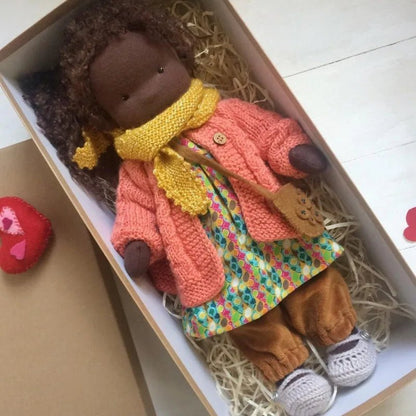 Liora – Handgemachte Waldorf Puppe aus Baumwolle