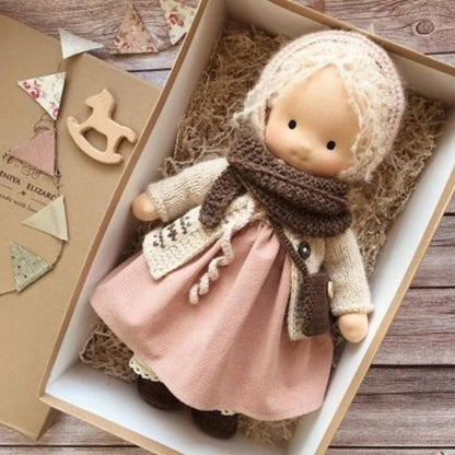 Liora – Handgemachte Waldorf Puppe aus Baumwolle