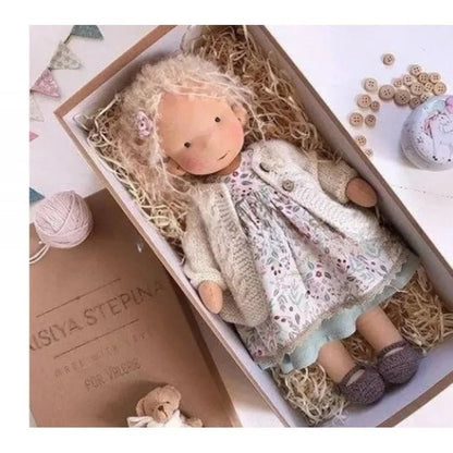 Liora – Handgemachte Waldorf Puppe aus Baumwolle
