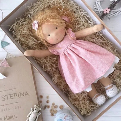 Liora – Handgemachte Waldorf Puppe aus Baumwolle
