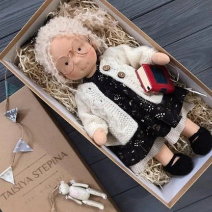Liora – Handgemachte Waldorf Puppe aus Baumwolle