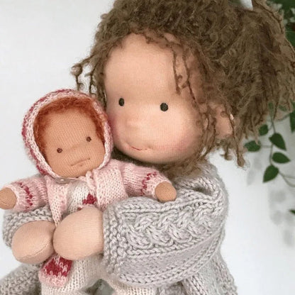 Liora – Handgemachte Waldorf Puppe aus Baumwolle