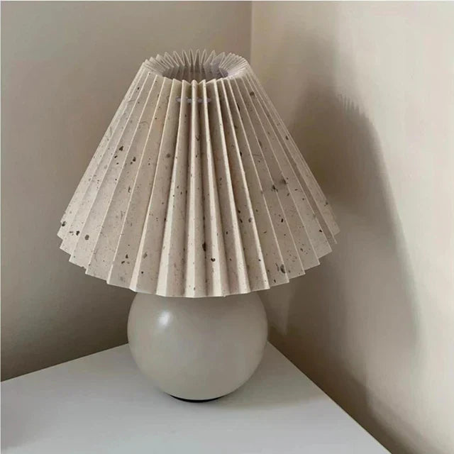 Vintage-Tischlampe mit Faltenlampenschirm