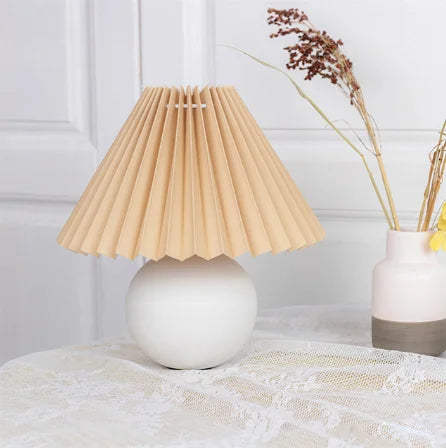 Vintage-Tischlampe mit Faltenlampenschirm