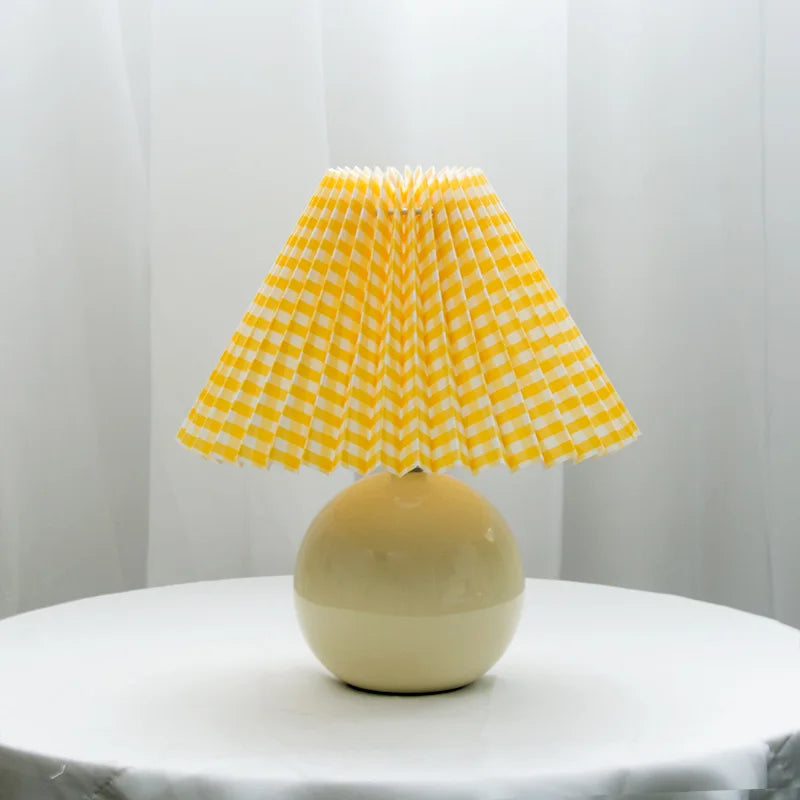 Vintage-Tischlampe mit Faltenlampenschirm