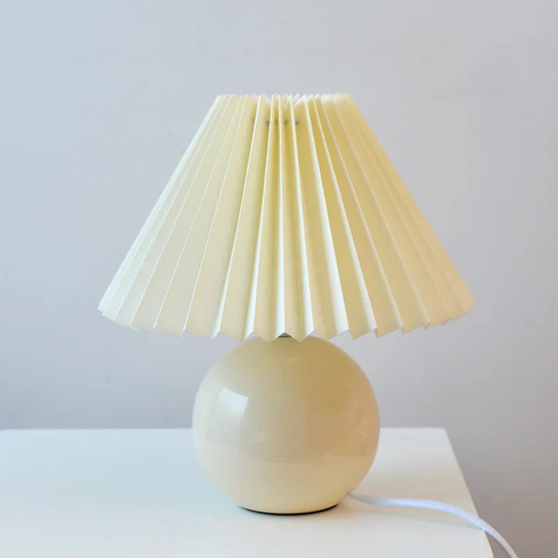 Vintage-Tischlampe mit Faltenlampenschirm