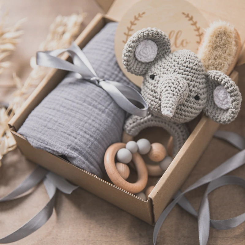 Baby Geschenkset Box, mit Decke, Latz, Rassel, und Holzrassel