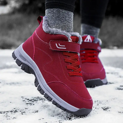 Eine Frau mit Rot Ergonomischen Winter-Barfußschuhen von Vanea Barfußschuhe im Schnee