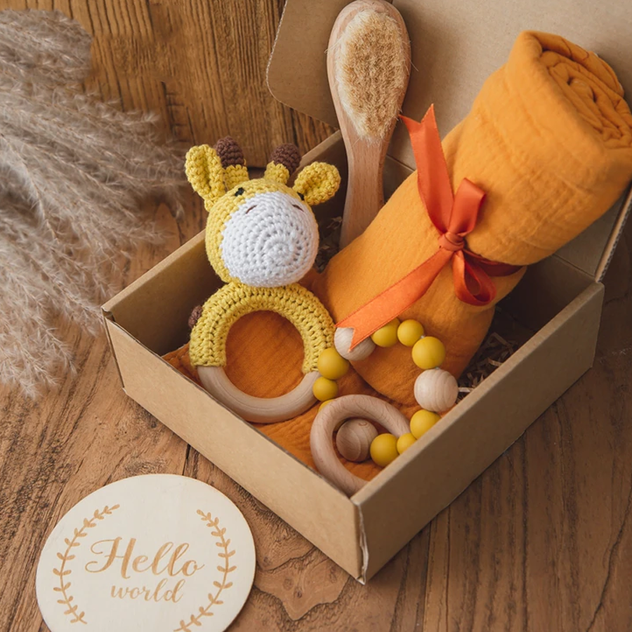 Baby Geschenkset Box, mit Decke, Latz, Rassel, und Holzrassel
