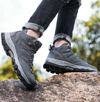 Ein Mann trägt Grau Expedition Outdoor Barfußschuhe von Vanea beim Wandern