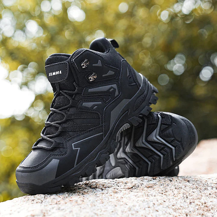 Seitenansicht der Schwarz Expedition Outdoor Barfußschuhe von Vanea 