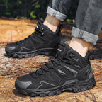 Ein Mann trägt Schwarz Expedition Outdoor Barfußschuhe von Vanea bei einem Campingurlaub